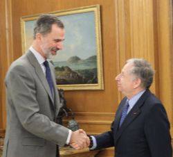 Su Majestad el Rey recibe el saludo de Jean Todt, presidente de la FIA